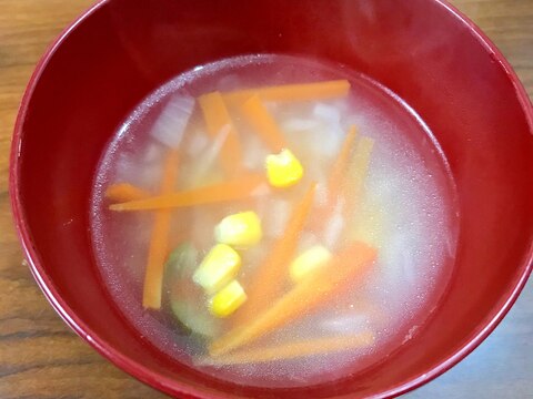 人参、玉ねぎ、ナス、コーンの中華スープ